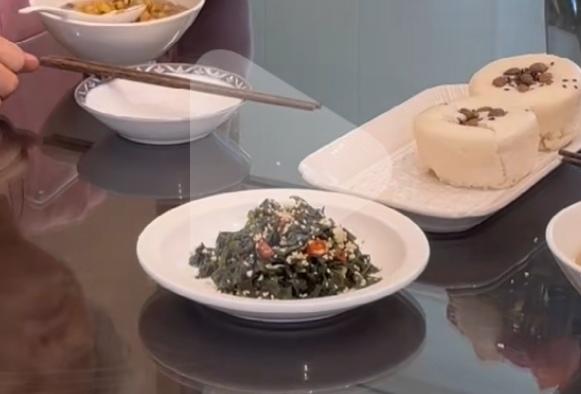 酒酿米糕,大碴子粥,凉拌裙带菜小菜   早餐的做法