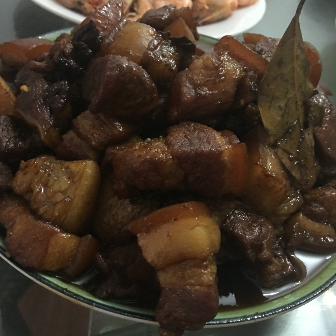吃着碗里望着锅里的红烧肉