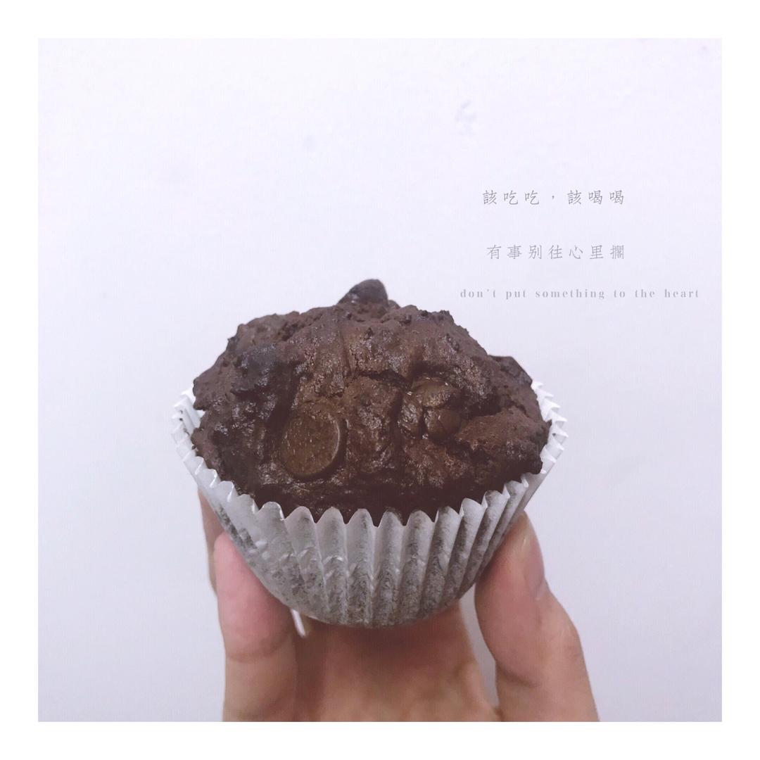 超润巧克力纸杯蛋糕（非常适合裱花、盖糖皮的cupcake方子）