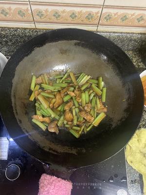 家常做法芹菜炒肉的做法 步骤3