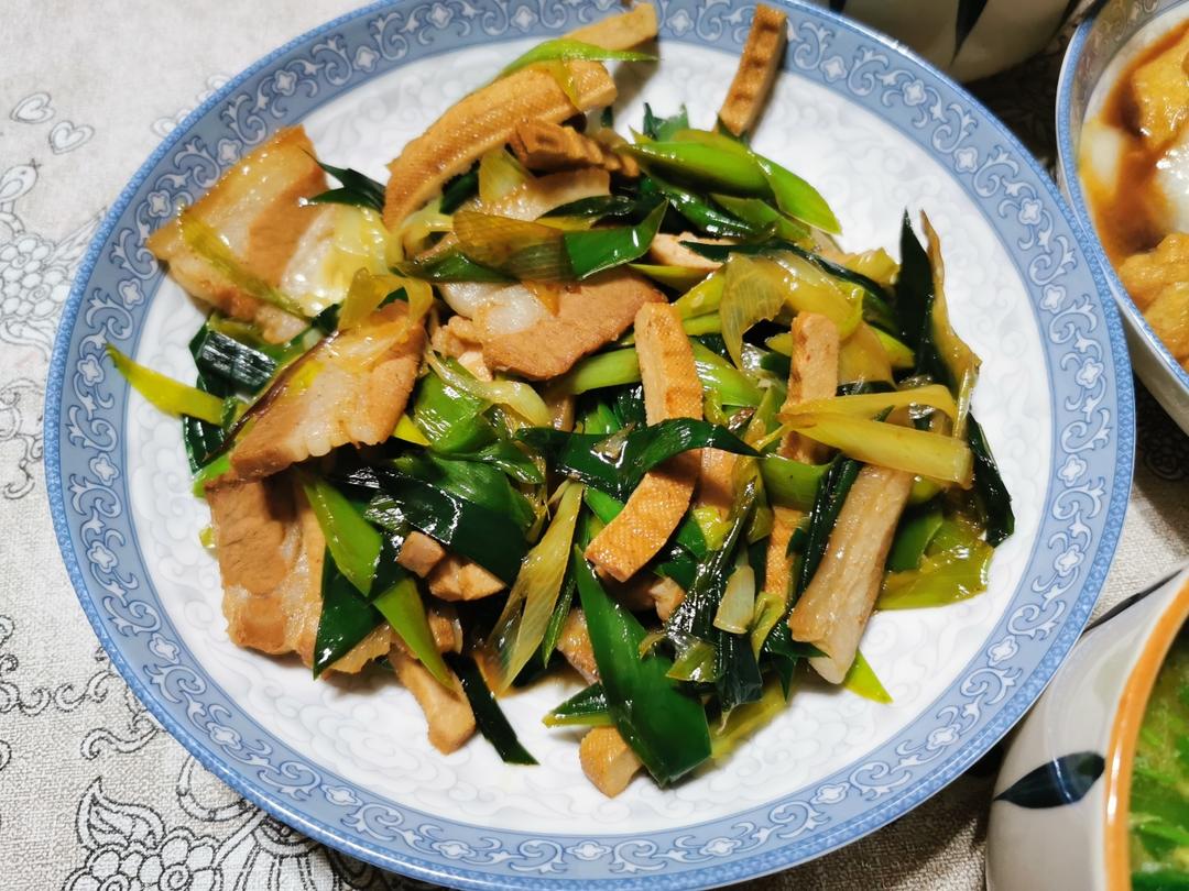 简易版超下饭 蒜苗炒肉（蒜叶炒肉）