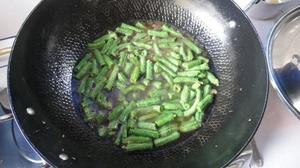 虾米蚝油豆瓣酱长豆的做法 步骤5