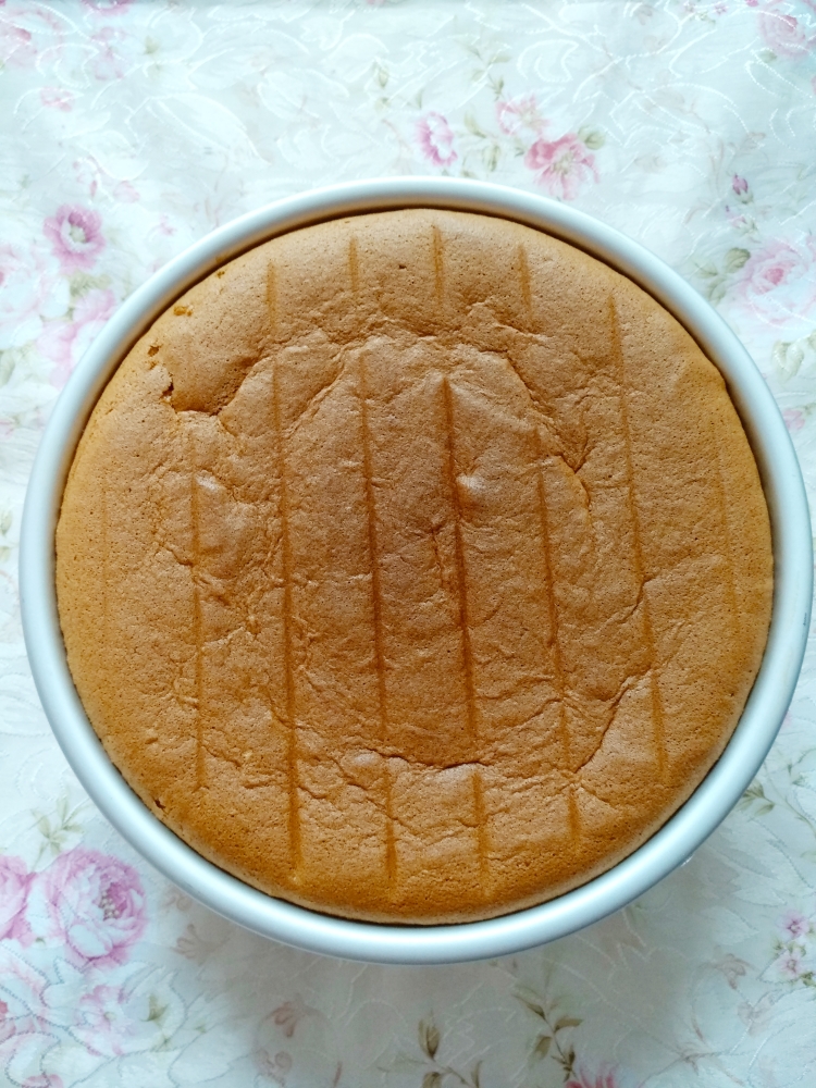 戚风蛋糕🍰选自《静心烘焙，幸福甜点》的做法 步骤4