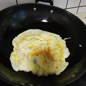 海鲜菇烩鸡蛋的做法 步骤3