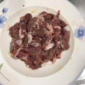 葱爆羊肉（8分钟让你做一道大菜的做法 步骤2