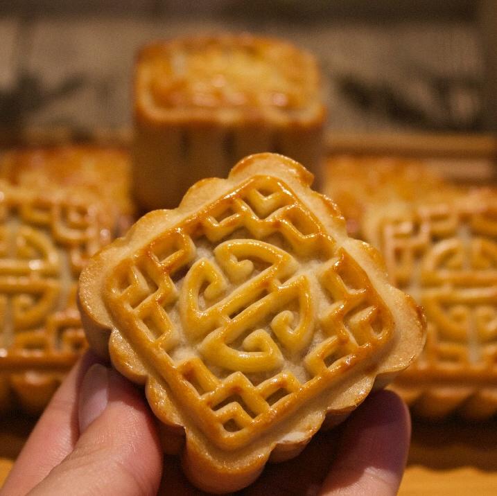 广式月饼—蛋黄莲蓉月饼