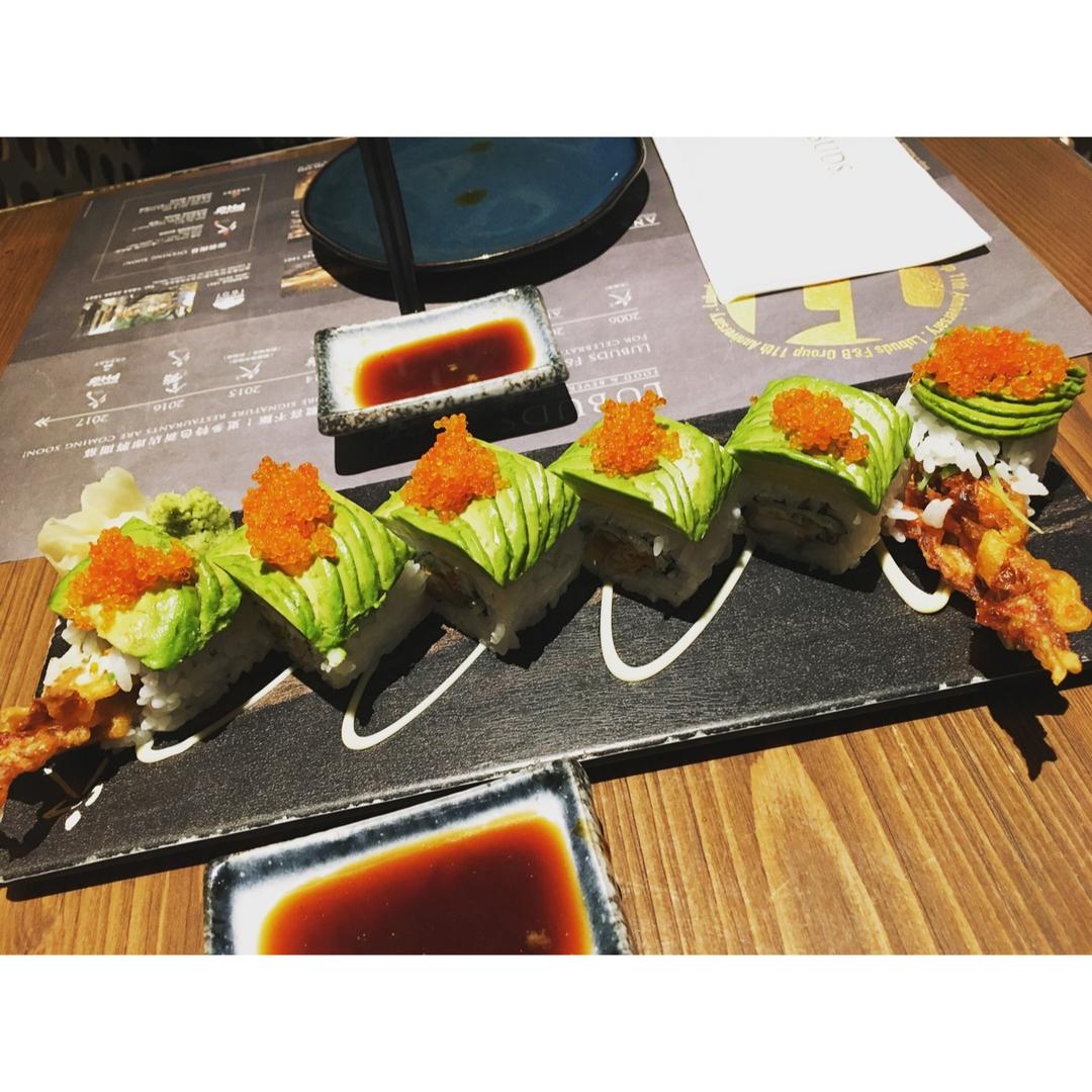 三文鱼牛油果寿司