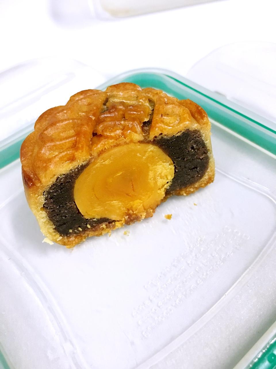 广式月饼－－蛋黄豆沙月饼