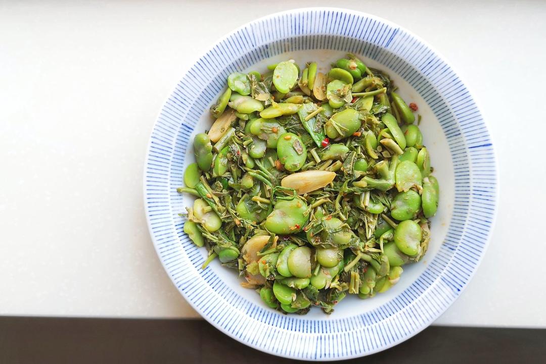 鲜味满满——香椿油泼拌蚕豆