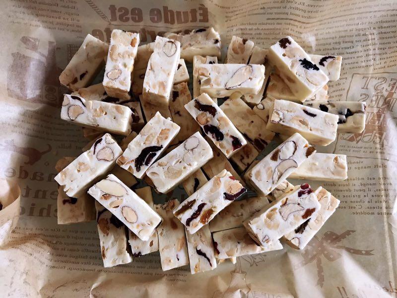 简易牛轧糖，只用蔓越莓干，配方屡试不爽，切块整齐