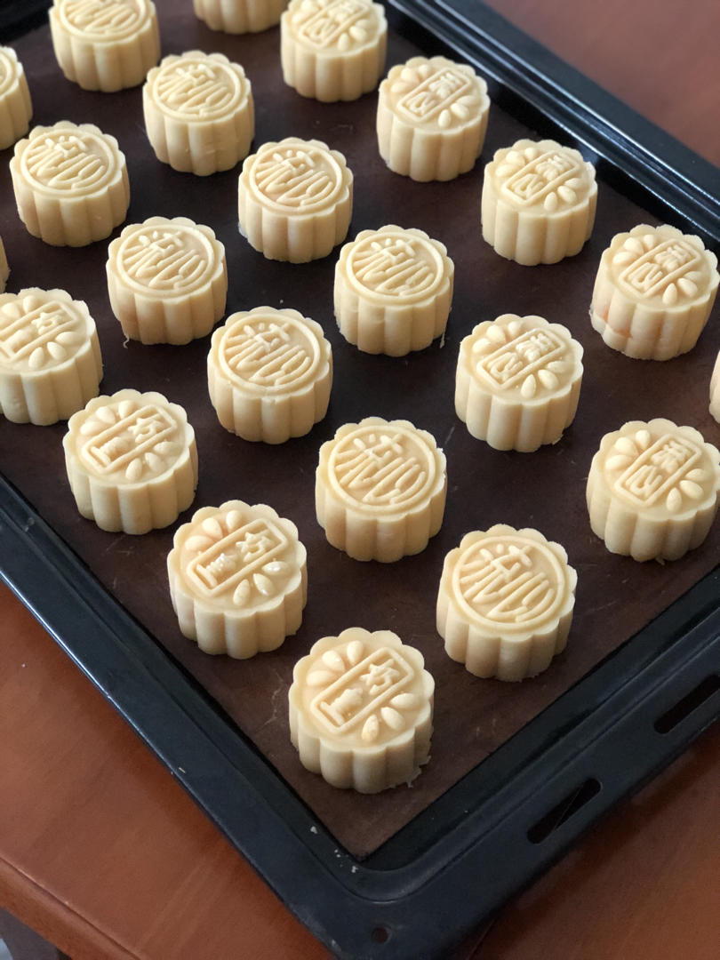 💃奶黄流心月饼——这是可以让你坐稳朋友圈厨霸位置的月饼🥮，没人点赞算我输👎
