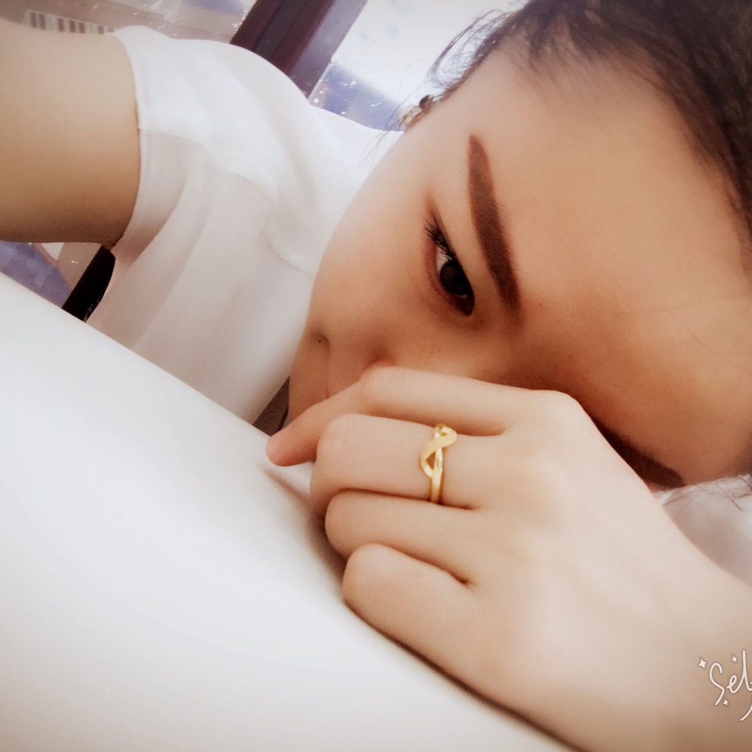 窗边的豆豆在听雨