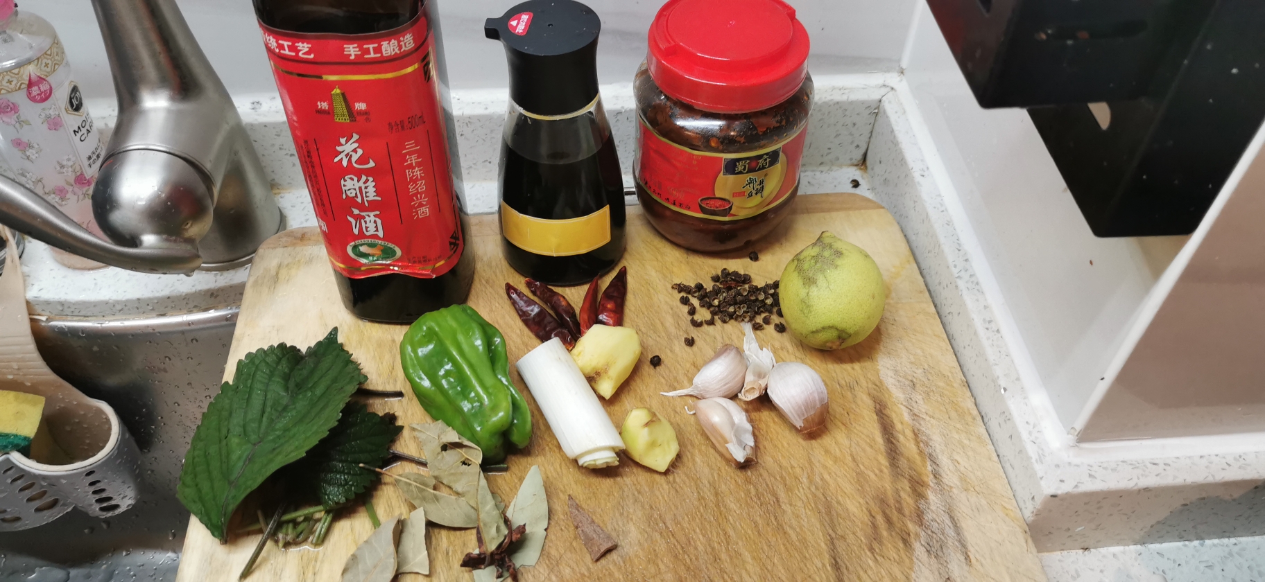 紫苏辣酒煮花螺的做法 步骤2