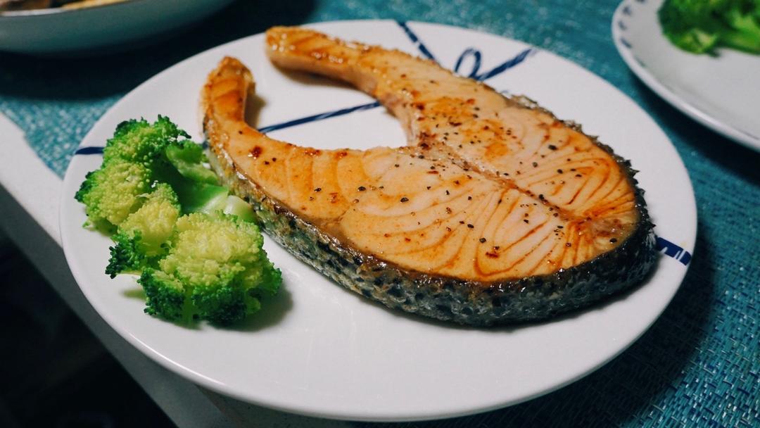 黄油煎三文鱼