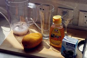 把夏天喝掉之【芒果汁】的做法 步骤1