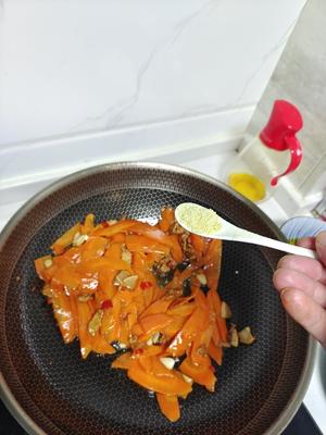 小孩都爱吃的红萝卜炒肉的做法 步骤18