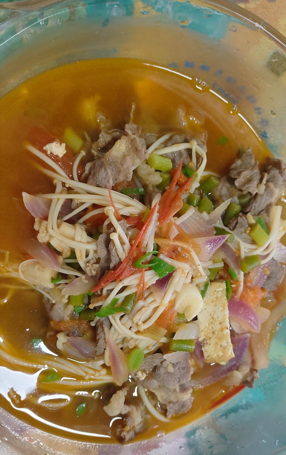 西红柿牛肉卷金针菇煲