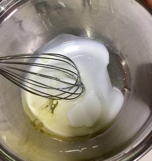 酸奶蔓越梅戚风蛋糕（六寸）的做法 步骤2