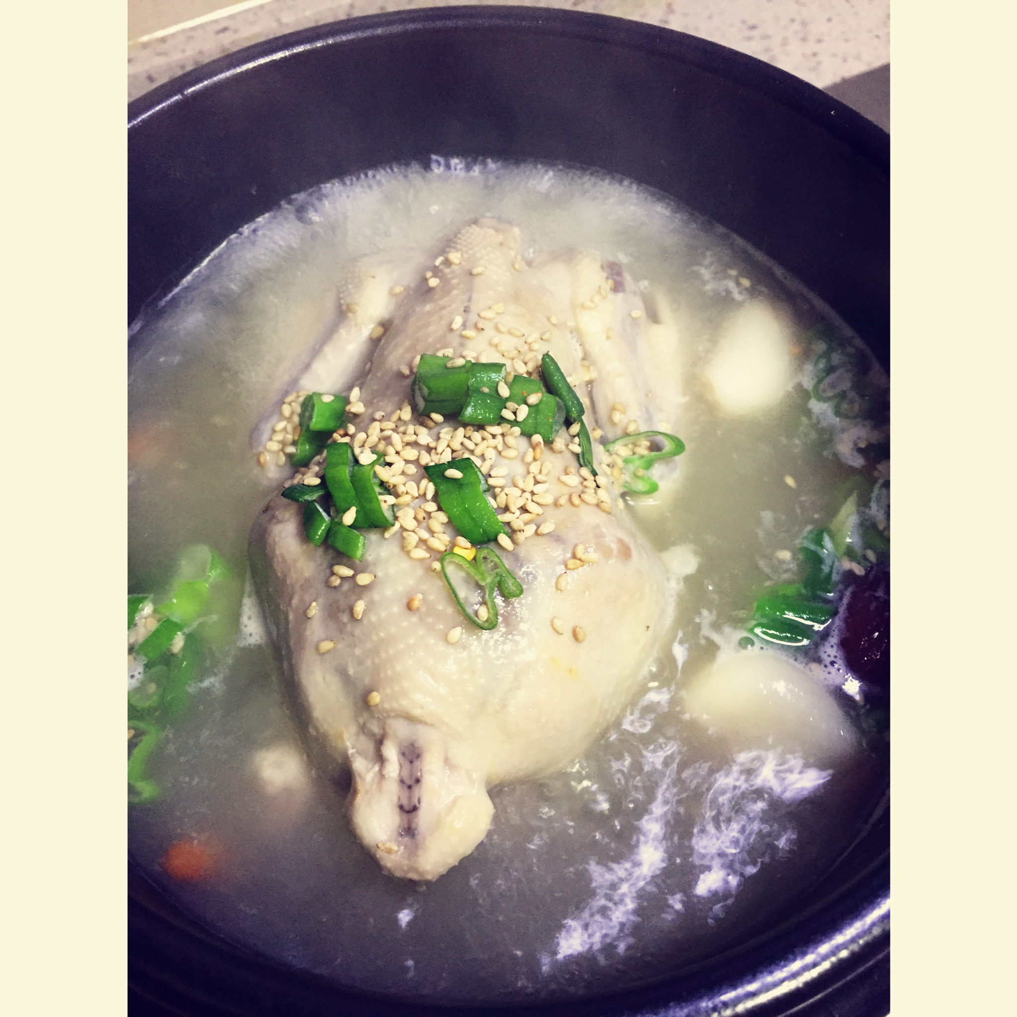 参鸡汤（Samgyetang）