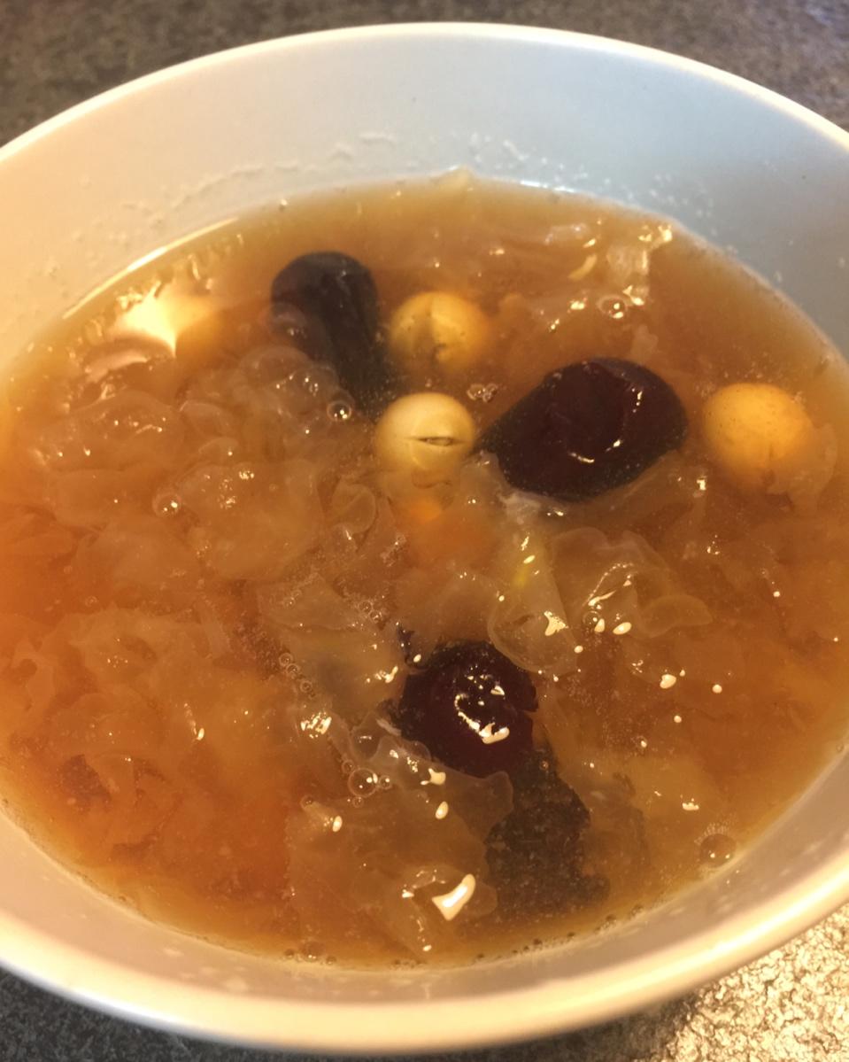 冰糖银耳红枣汤