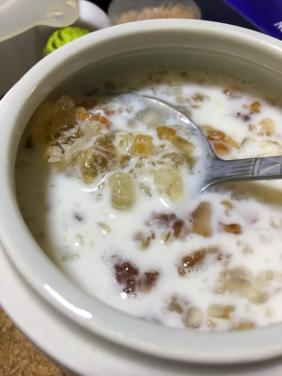 牛奶炖桃胶