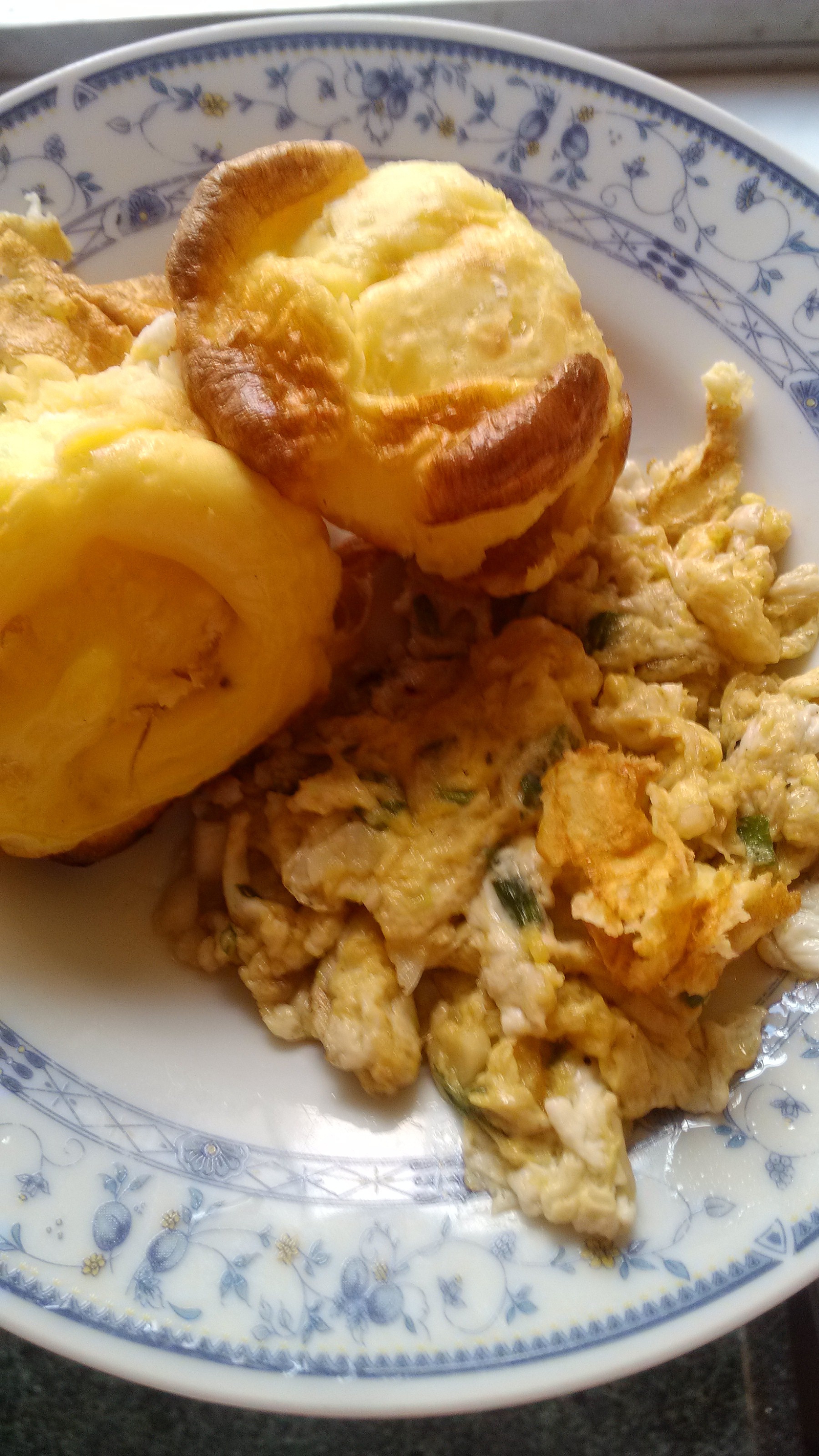 Yorkshire Pudding with Scrambled Eggs的做法