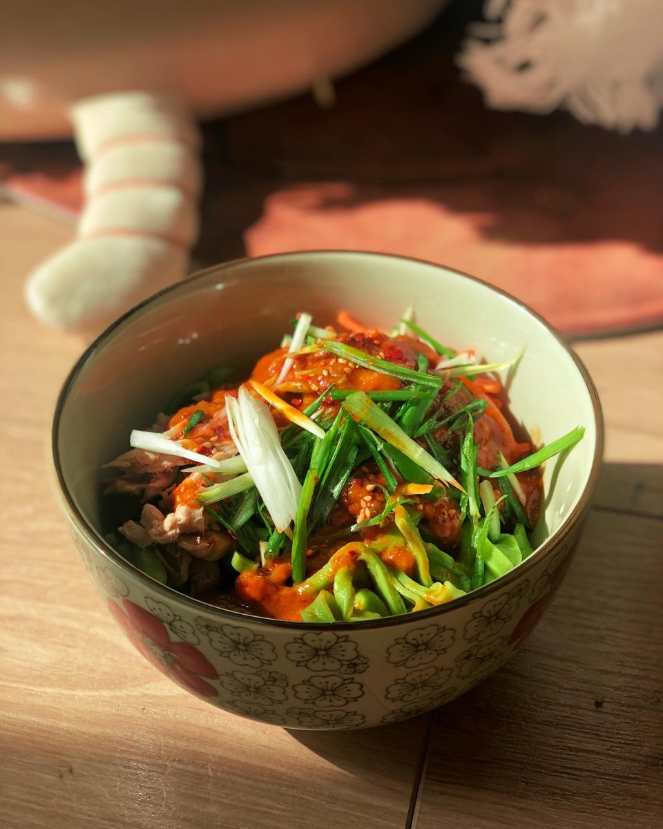 厨师长教你：“鸡丝凉面”的家常做法，味道好极了，先收藏起来