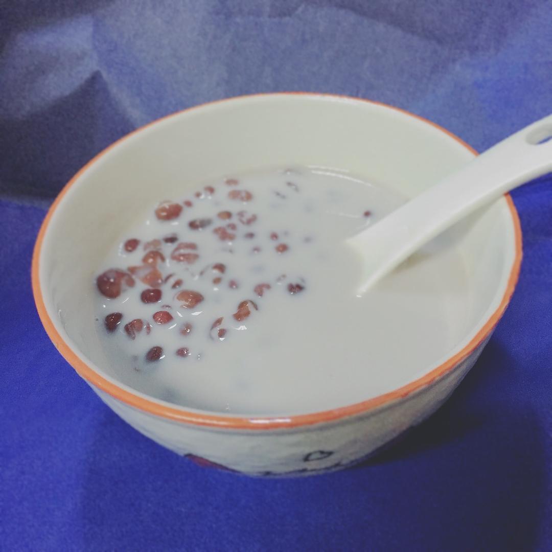 红枣红豆薏仁牛奶粥