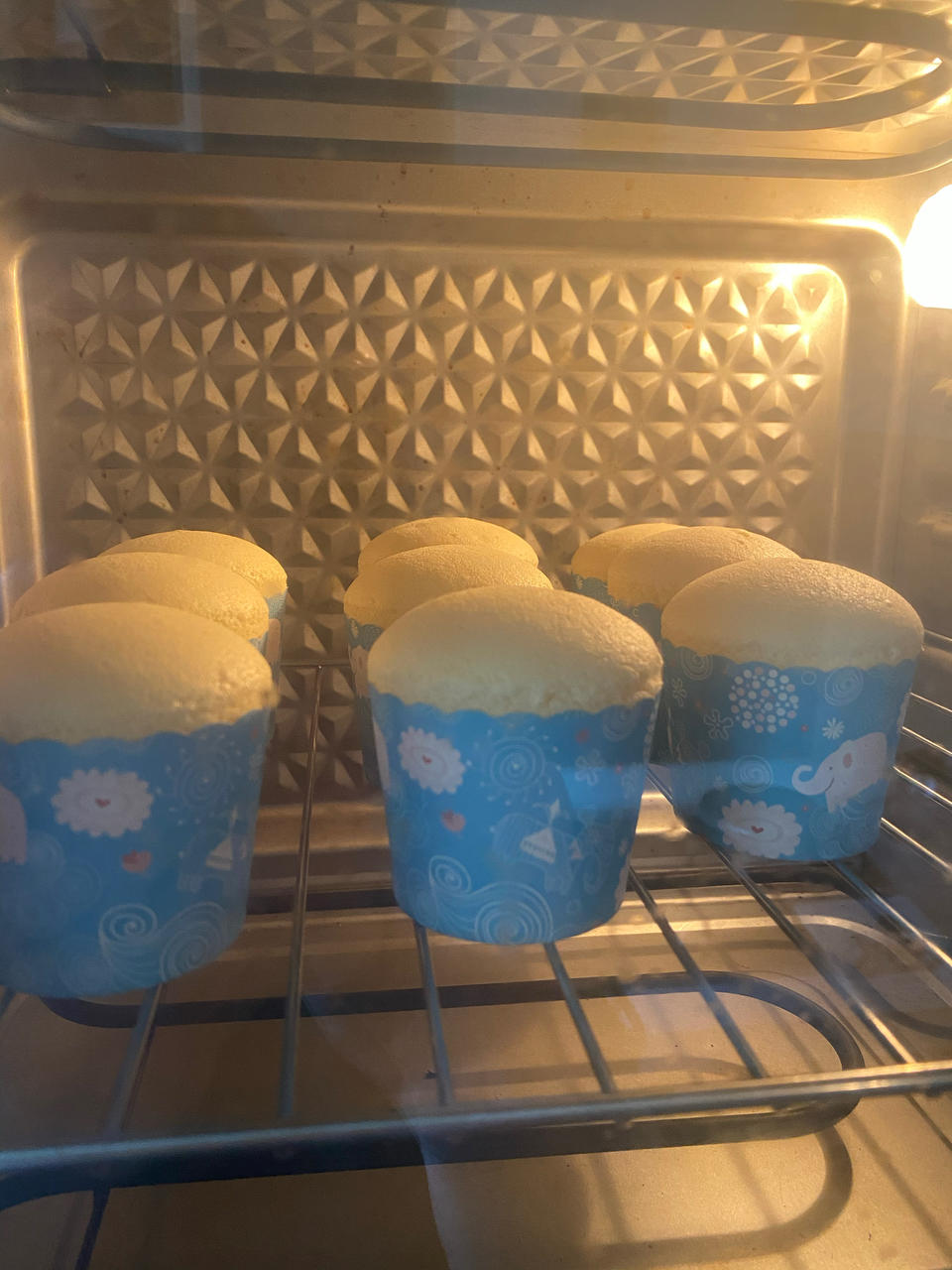 不塌不裂的纸杯戚风蛋糕