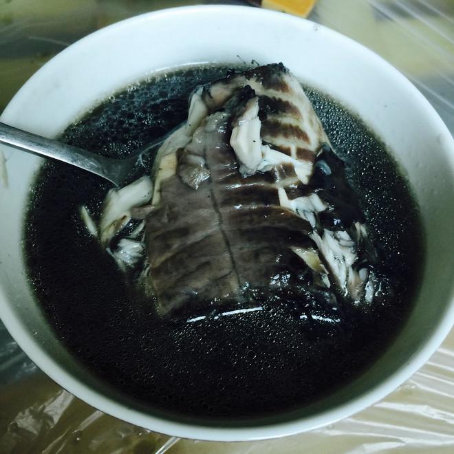黑豆黑芝麻鲩鱼尾猪骨汤的做法