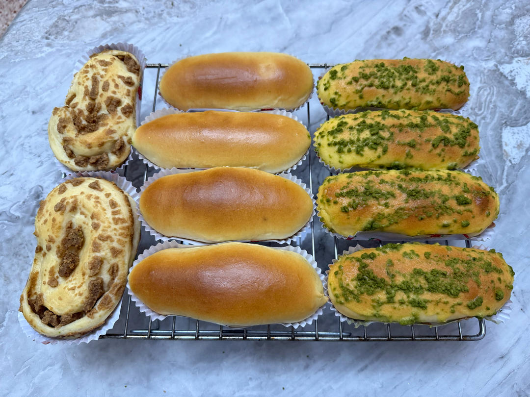酥的掉渣面包店的经典产品-花生杏仁面包