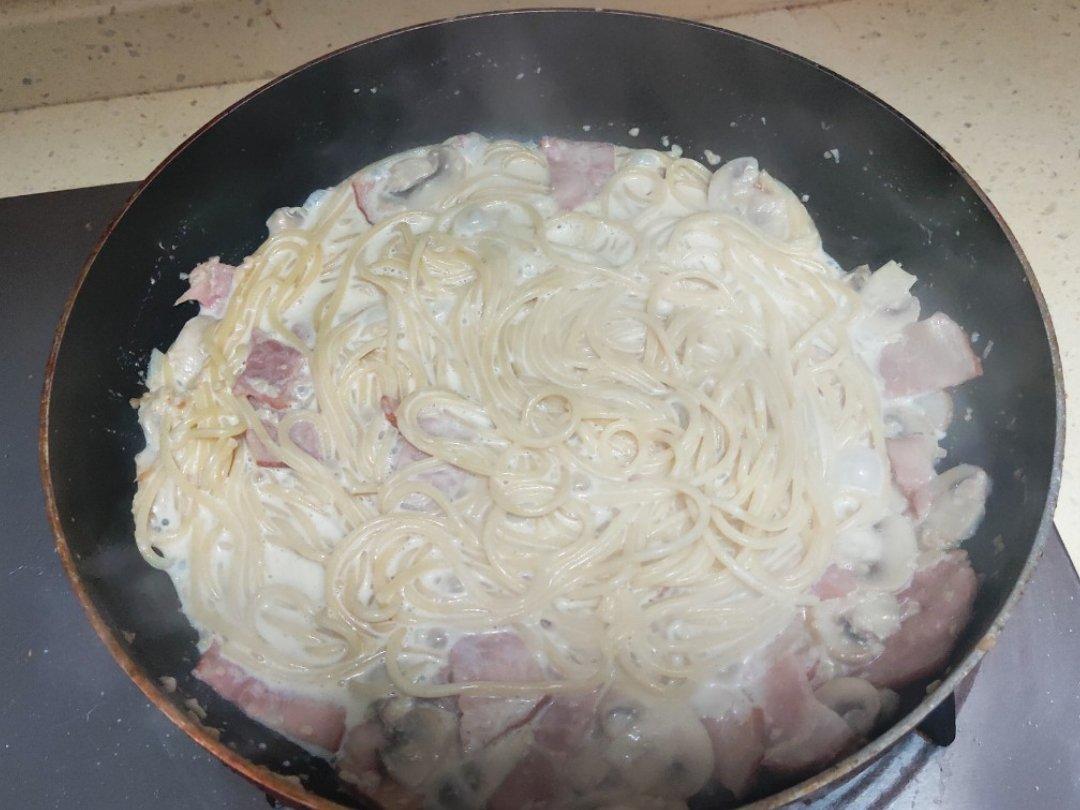 奶油蘑菇培根意面