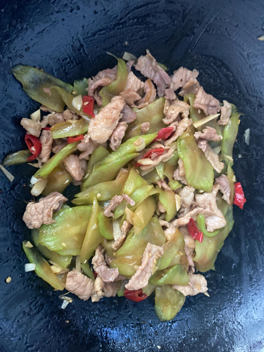 清爽解腻巨下饭的莴笋炒肉丝！