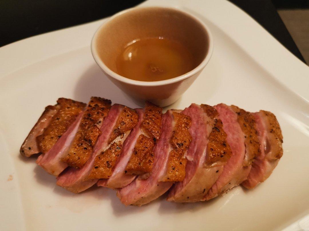 煎鸭胸配香橙酱汁