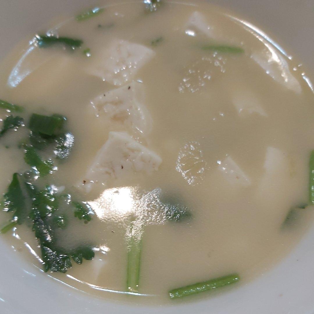 鱼头汤（鱼头豆腐时蔬汤、味鲜汤白有窍门)