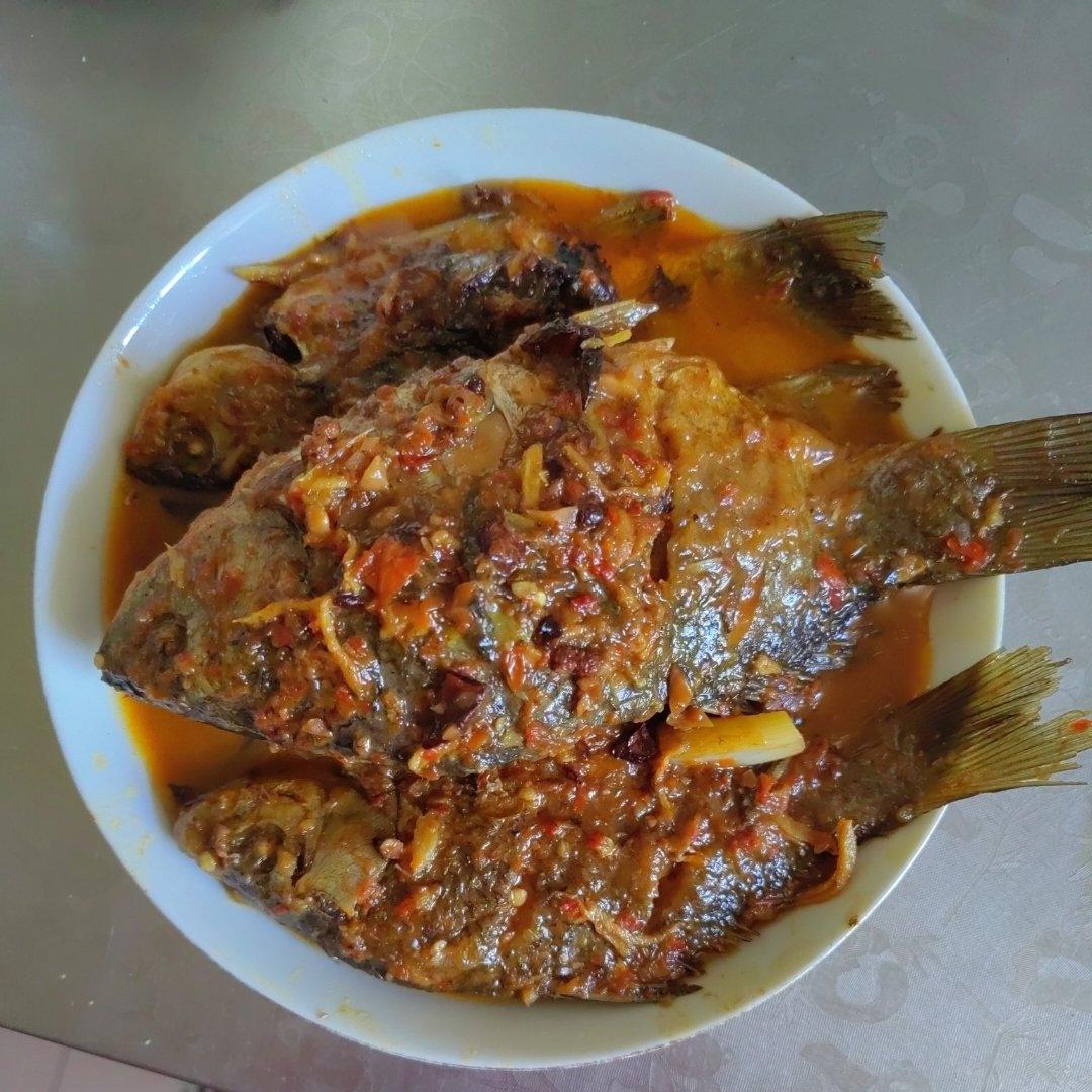 细嫩鲜香家常红烧小鲫鱼