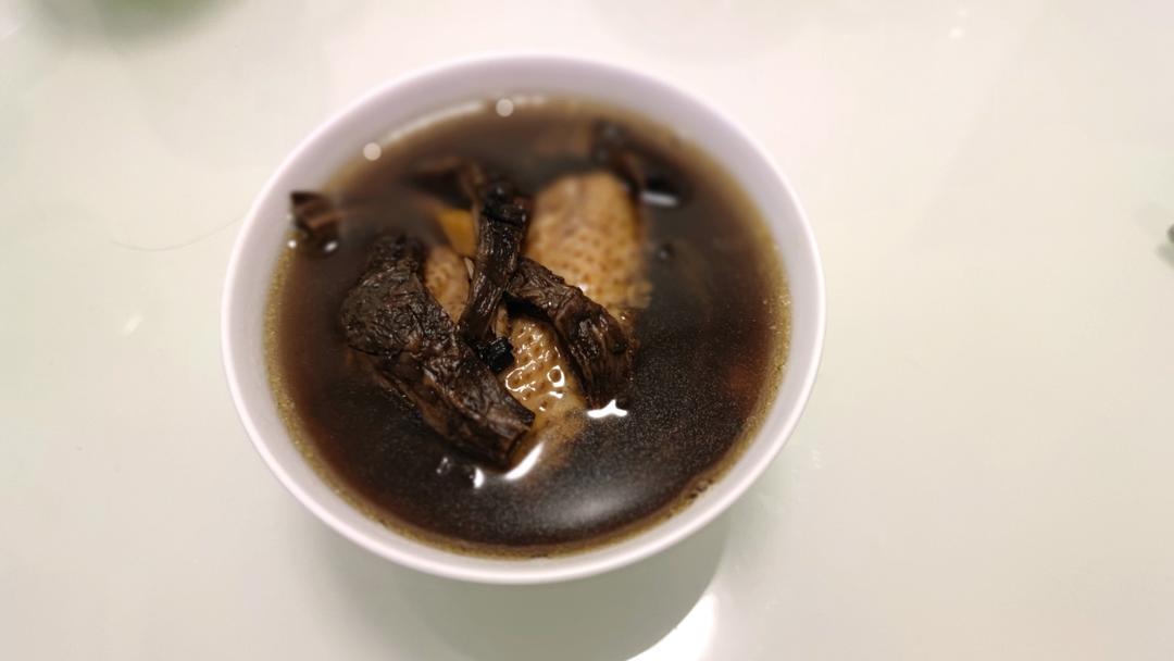 黑虎掌菌炖鸡汤