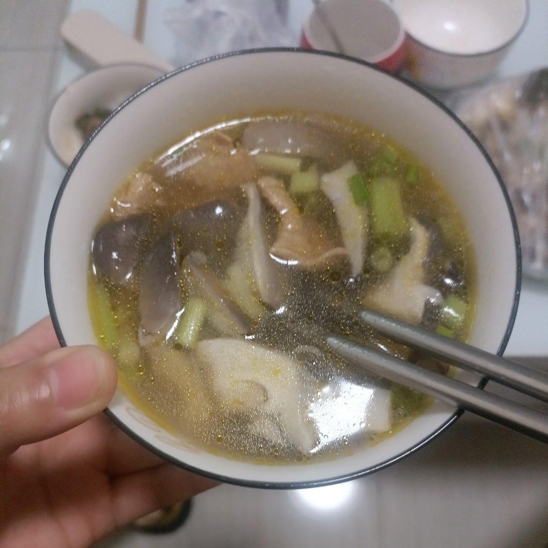 10分钟鲜掉眉毛的平菇肉片汤