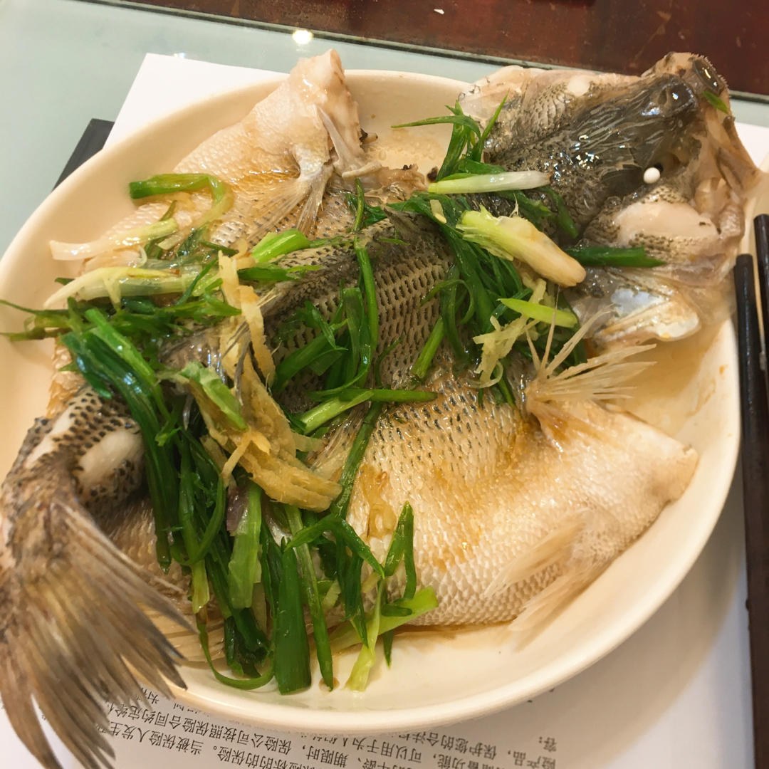 考究的清蒸鲈鱼