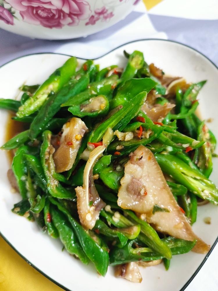 辣椒炒猪耳的做法