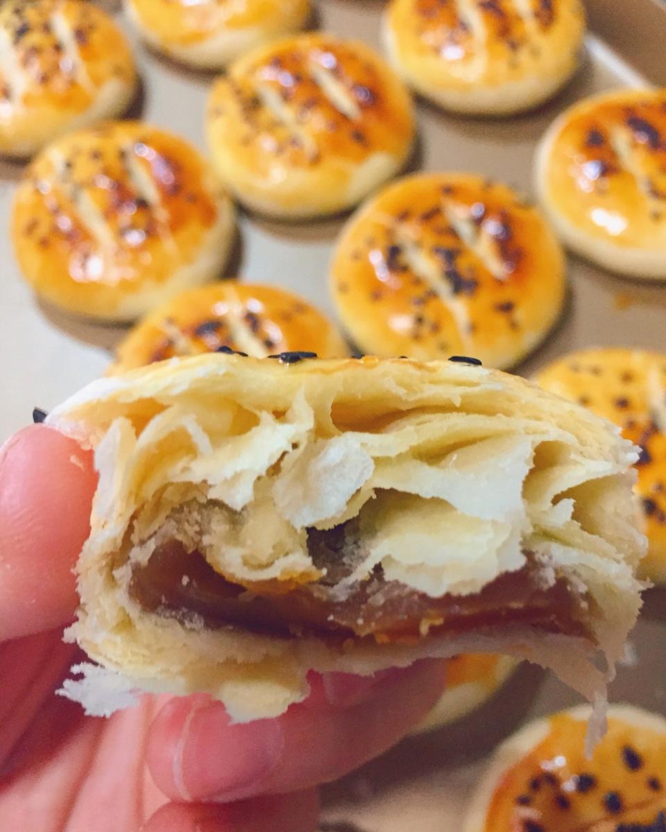 小洋洋妈做的莲蓉酥饼