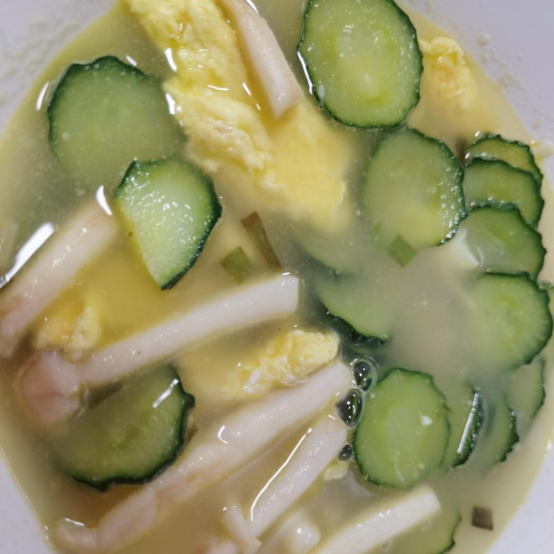 5分钟就能做好的巨鲜美的菌菇黄瓜汤