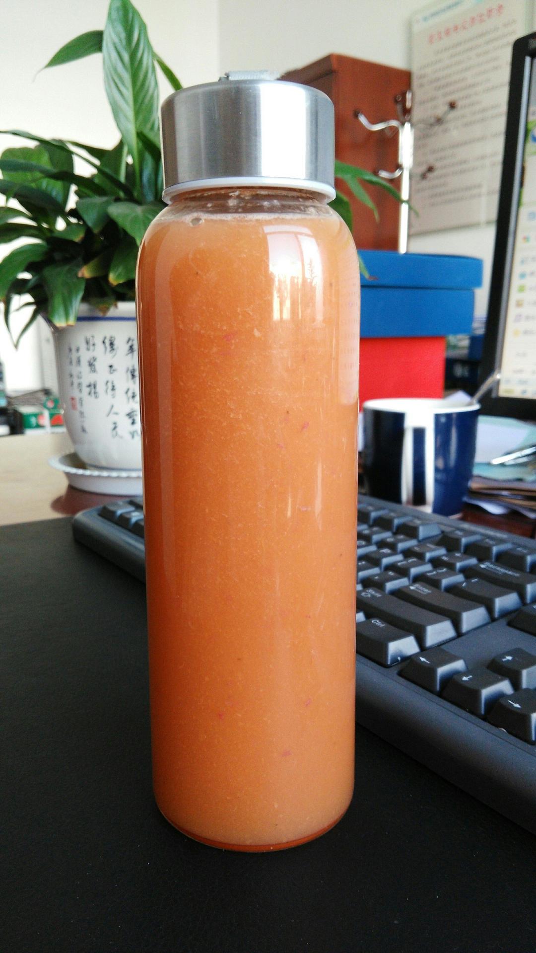 鲜榨清肠果蔬汁～～苹果香蕉胡萝卜汁