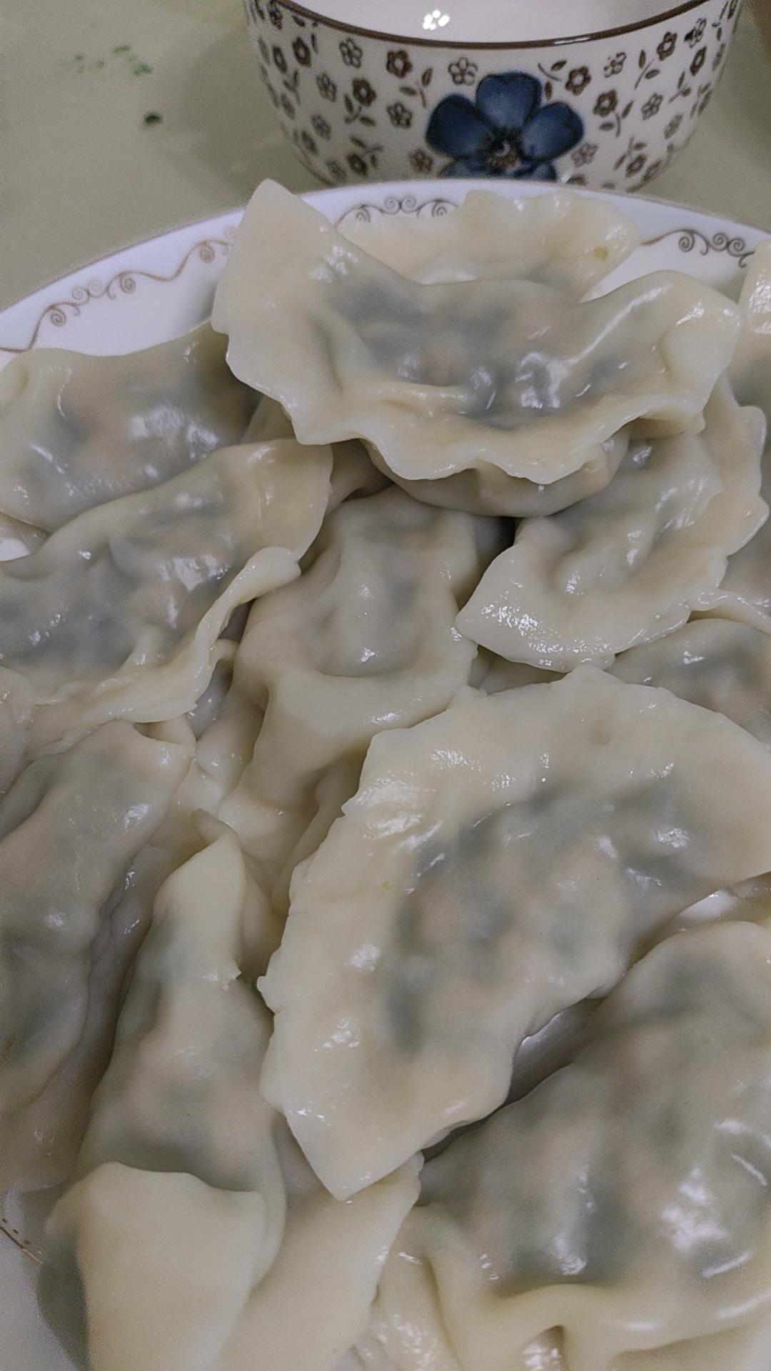 韭菜猪肉饺子(附擀皮和最简单的饺子包法)