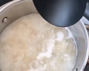 冰糖银耳红枣枸杞桂圆滋补汤的做法 步骤3