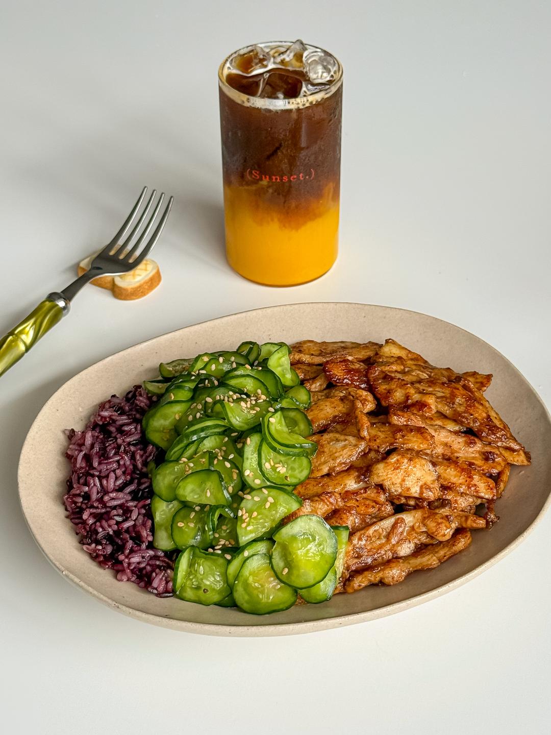 一人食早午餐|香煎鸡排青瓜拌饭的做法