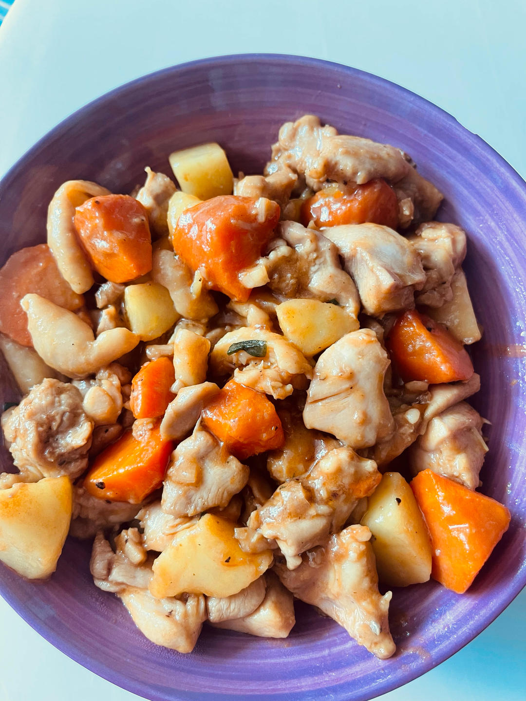 土豆和鸡腿的美味组合😋三丁炒鸡腿肉吃起来