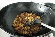 黑椒年糕牛肉粒的做法 步骤11