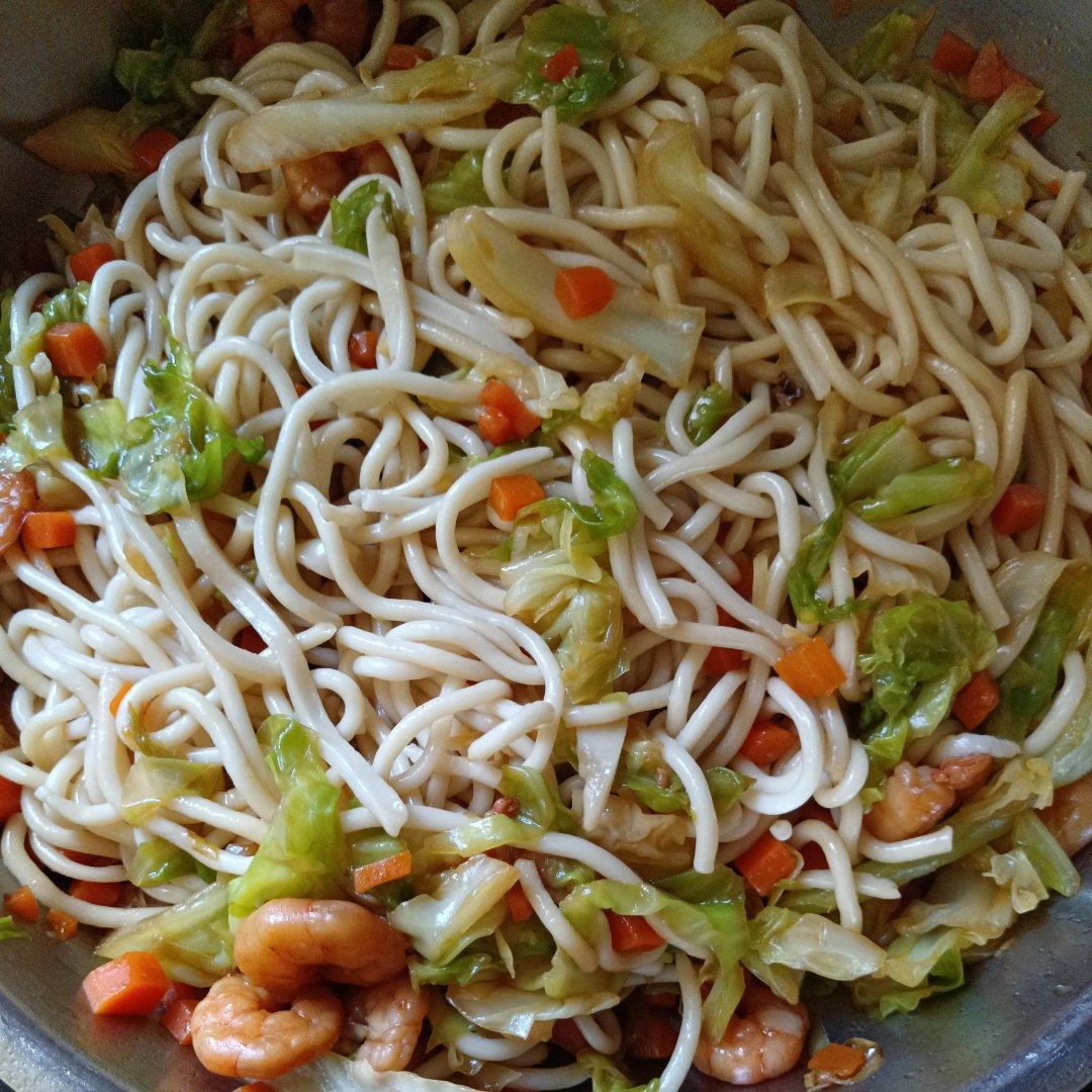 虾仁玉米圆白菜炒面