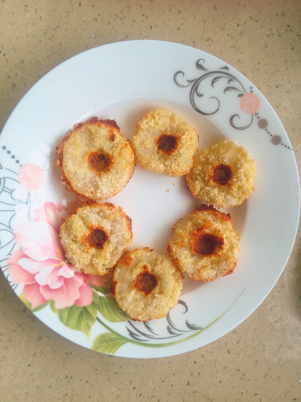 #麦子厨房#小红锅出品：宝宝甜品苹果椰香甜甜圈的做法